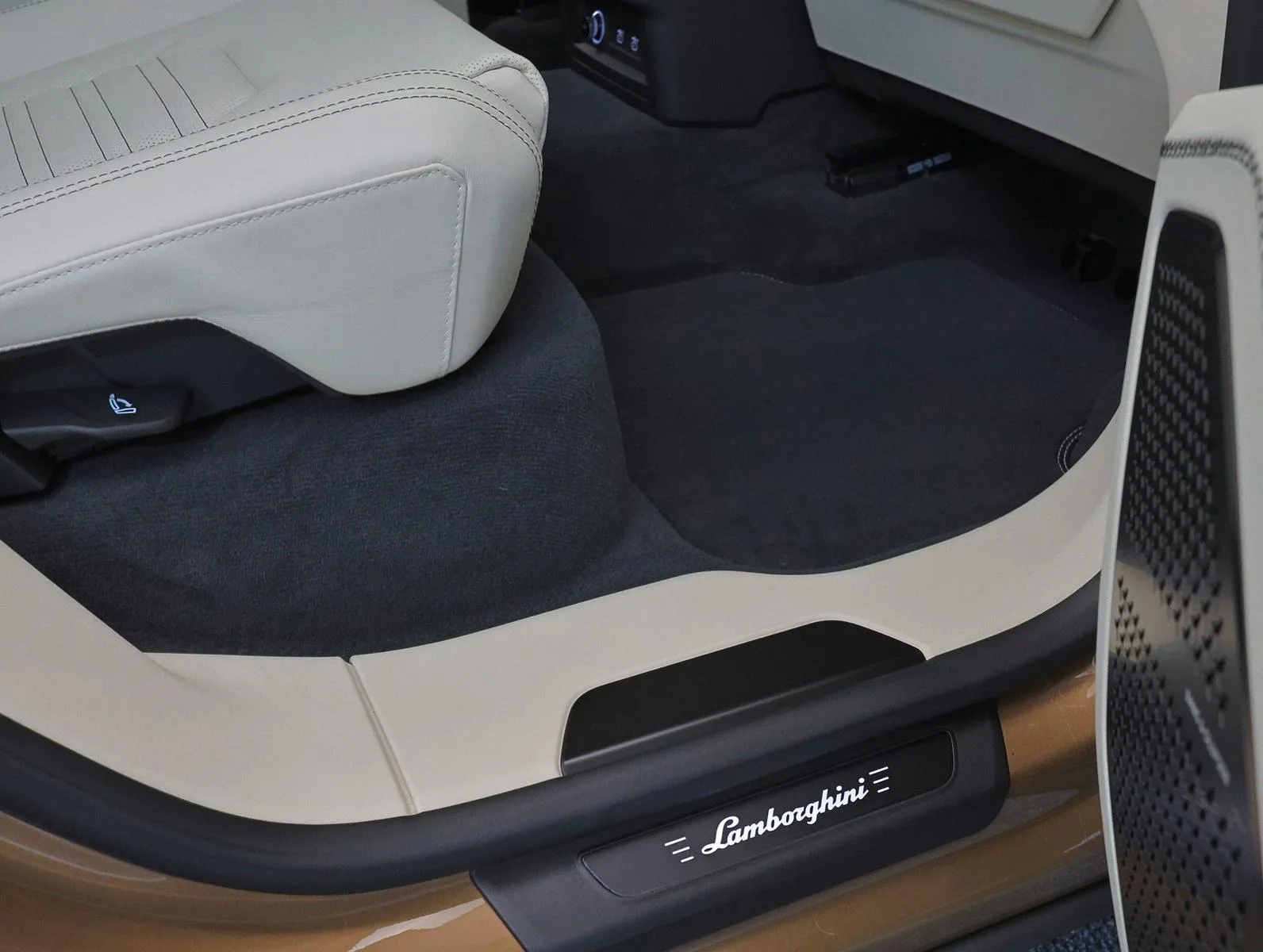 2026 Lamborghini Urus SE, 10/26