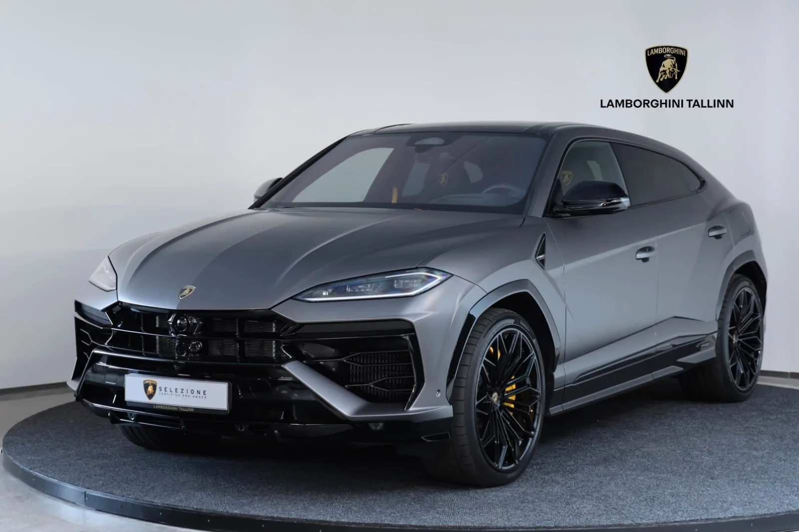 2026 Lamborghini Urus SE en un concesionario especializado de Tallinn, Estonia, foto principal