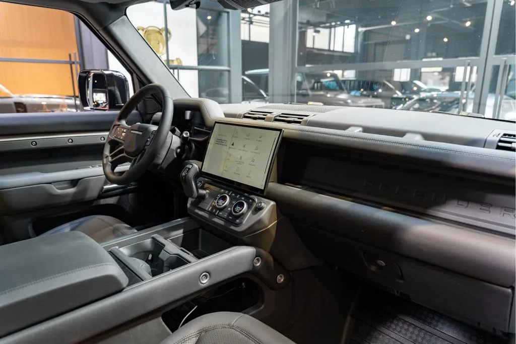 2026 Land Rover Defender 110 X-Dynamic SE Urban Automotive, 8/30