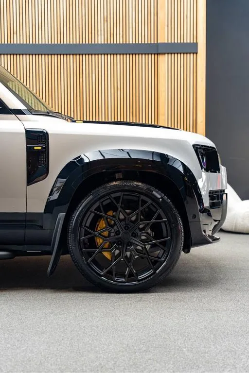 2026 Land Rover Defender 110 X-Dynamic SE Urban Automotive, 27/30