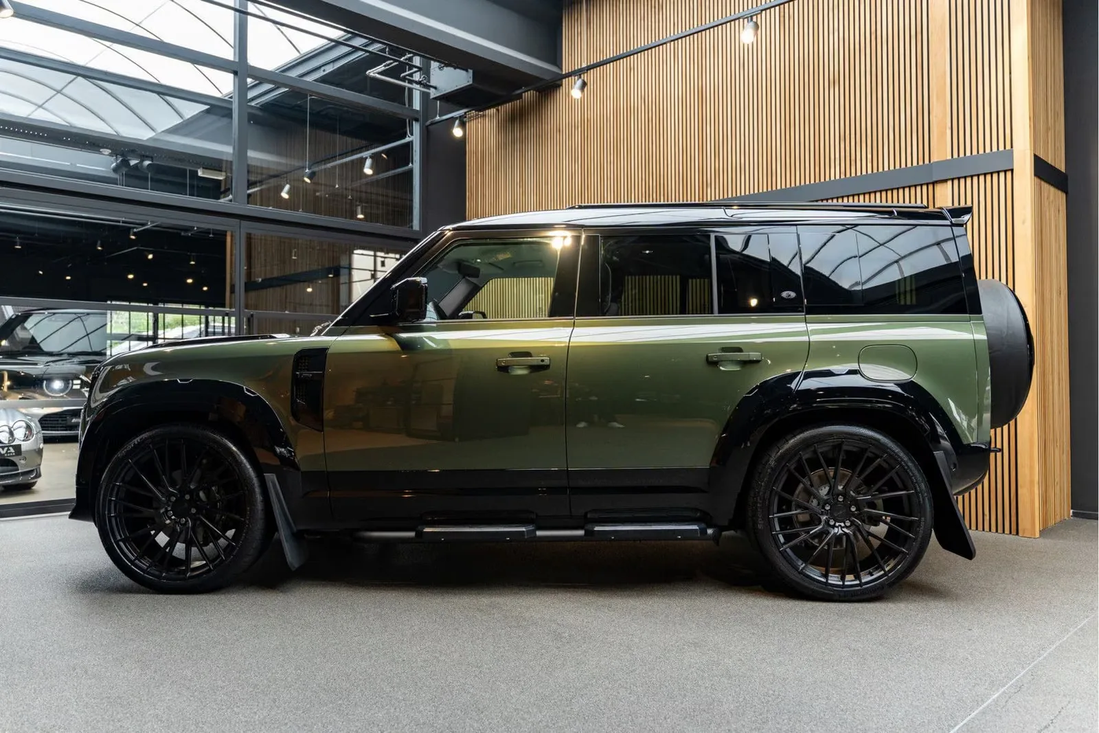 2026 Land Rover Defender 110 X-Dynamic HSE Urban Automotive Widetrack, 3/30