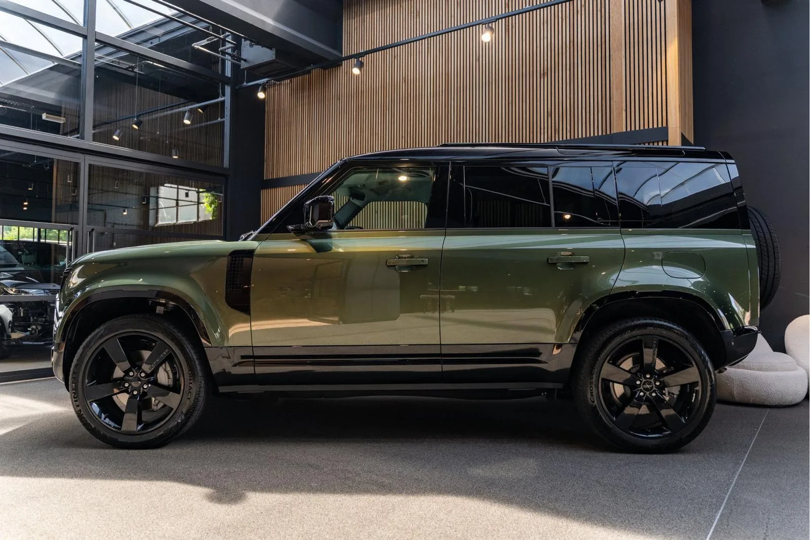 2026 Land Rover Defender 110 X-Dynamic HSE, 2/30
