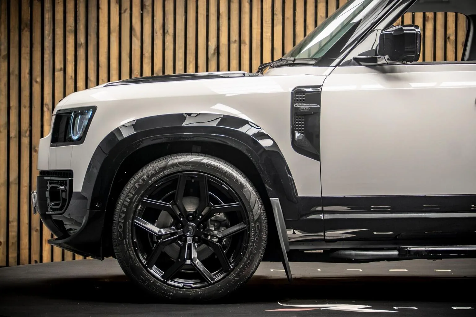 2026 Land Rover Defender 110 D250 X-Dynamic HSE Urban Automotive, 8/30