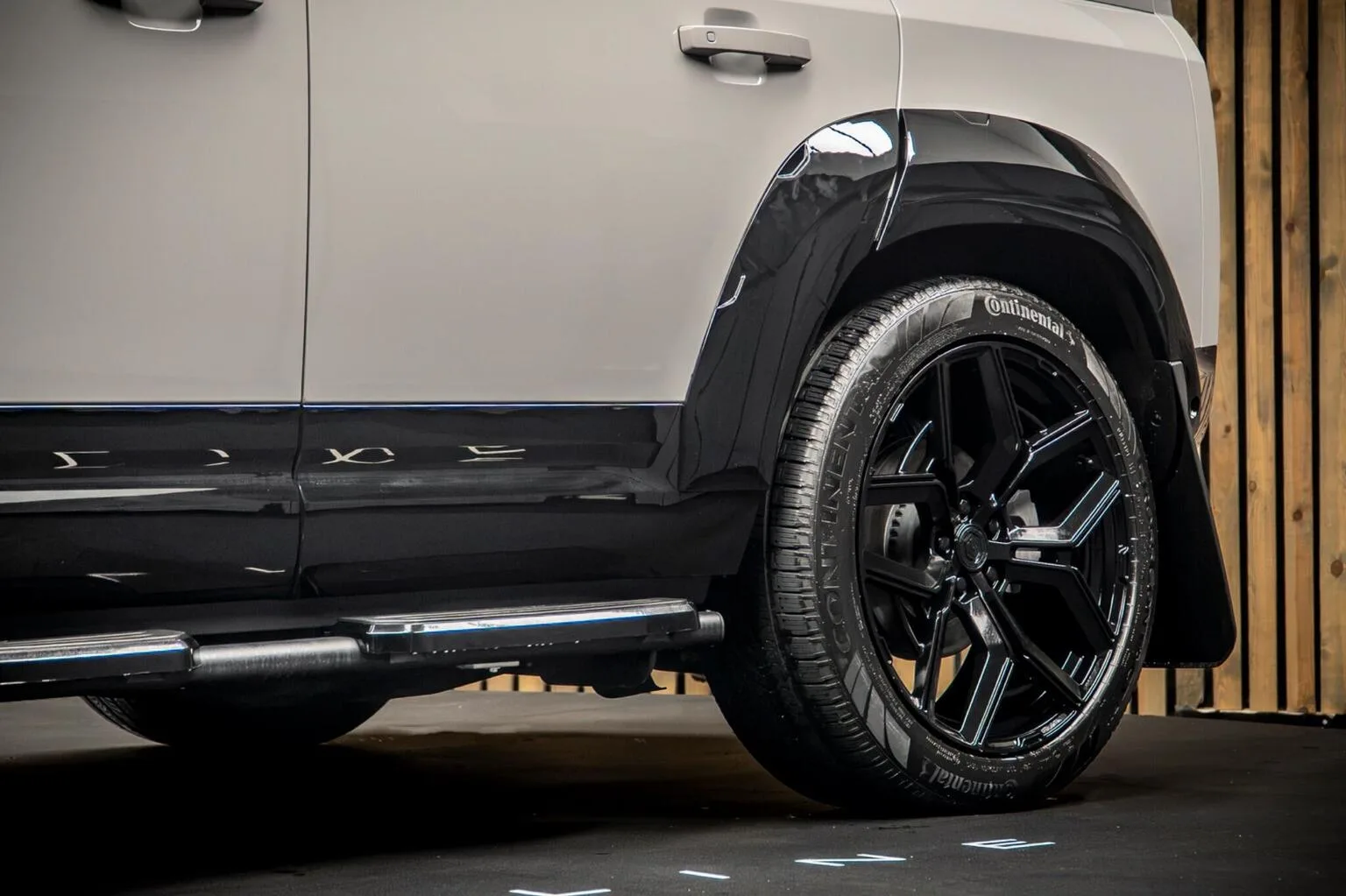 2026 Land Rover Defender 110 D250 X-Dynamic HSE Urban Automotive, 16/30