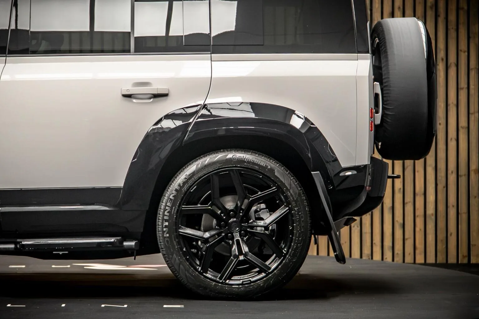 2026 Land Rover Defender 110 D250 X-Dynamic HSE Urban Automotive, 17/30