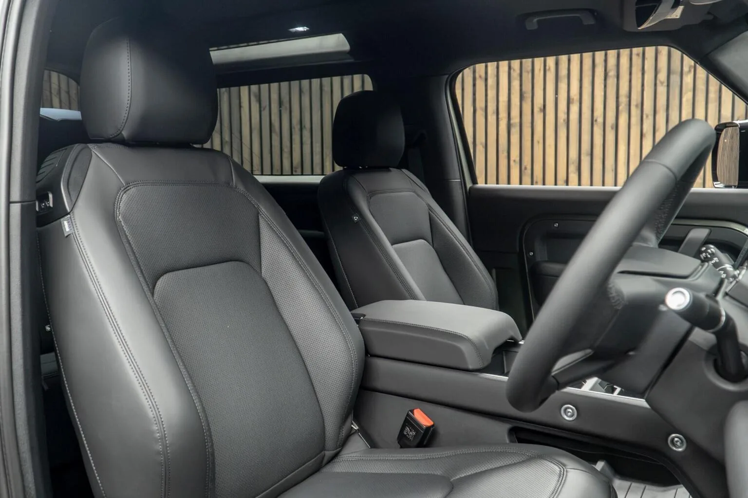 2026 Land Rover Defender 90 D250 X-Dynamic SE, 2/30