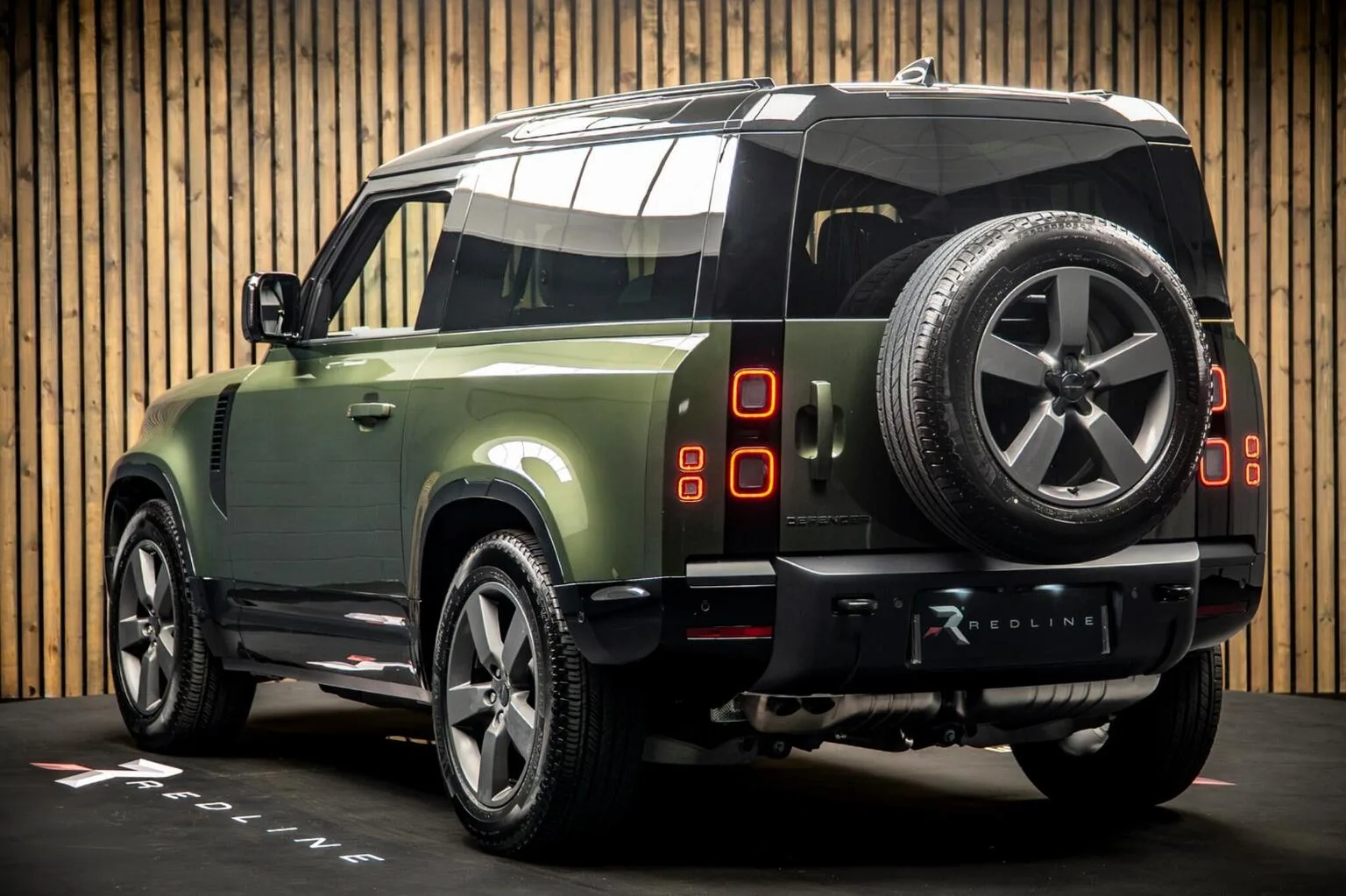 2026 Land Rover Defender 90 D250 X-Dynamic SE, 3/30