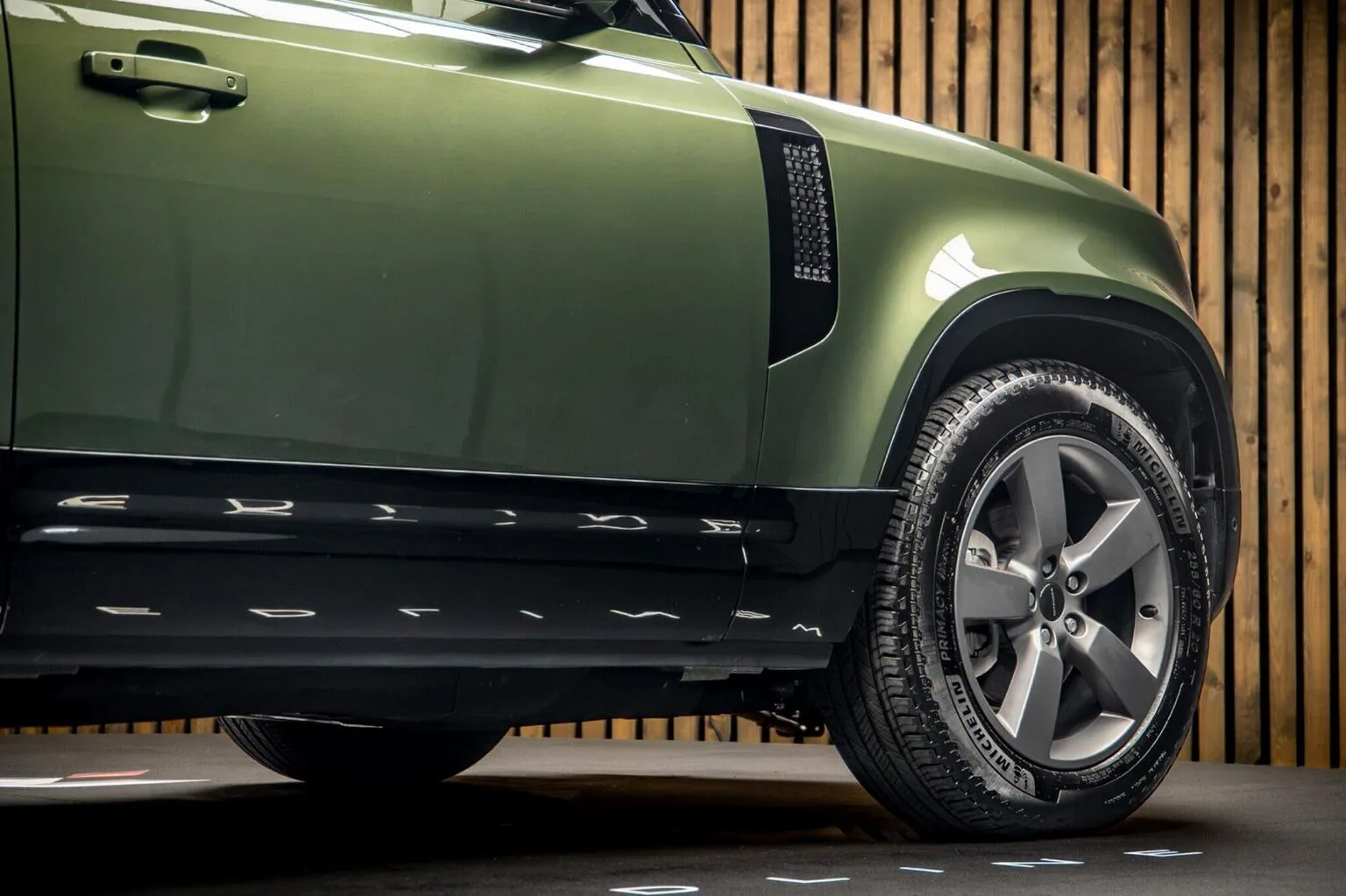 2026 Land Rover Defender 90 D250 X-Dynamic SE, 13/30