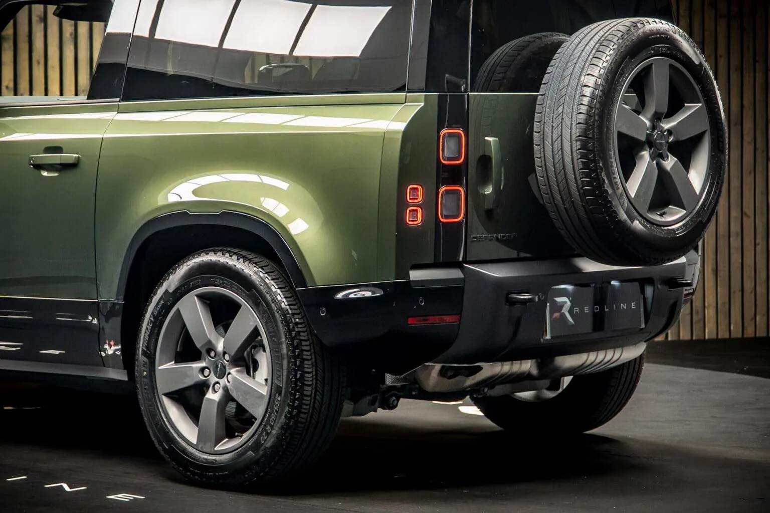 2026 Land Rover Defender 90 D250 X-Dynamic SE, 16/30