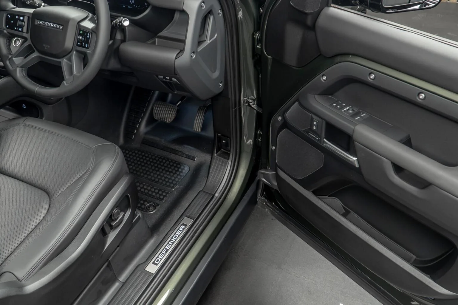2026 Land Rover Defender 90 D250 X-Dynamic SE, 28/30