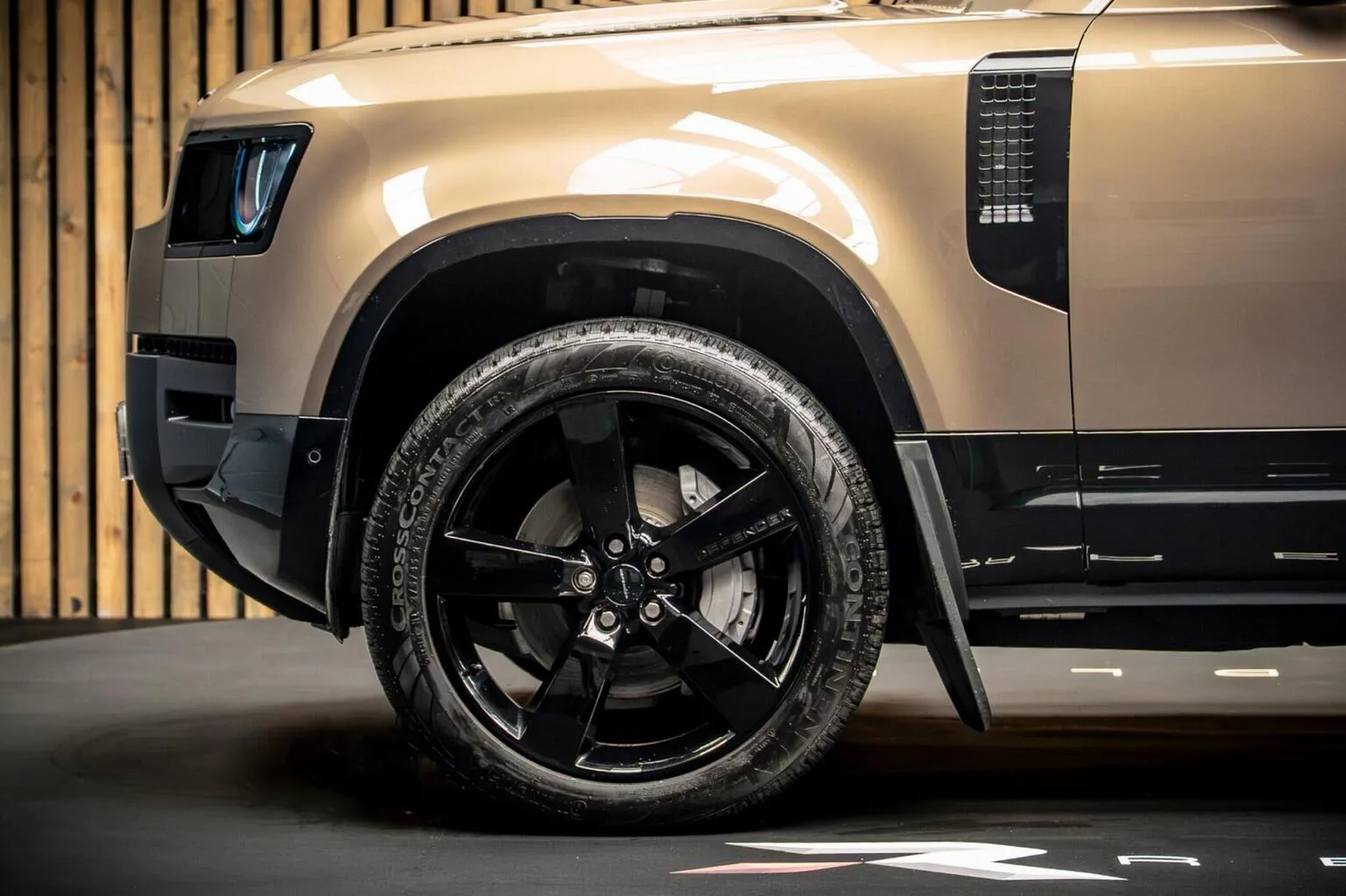 2026 Land Rover Defender 90 Hard Top D350 X-Dynamic HSE, 8/30