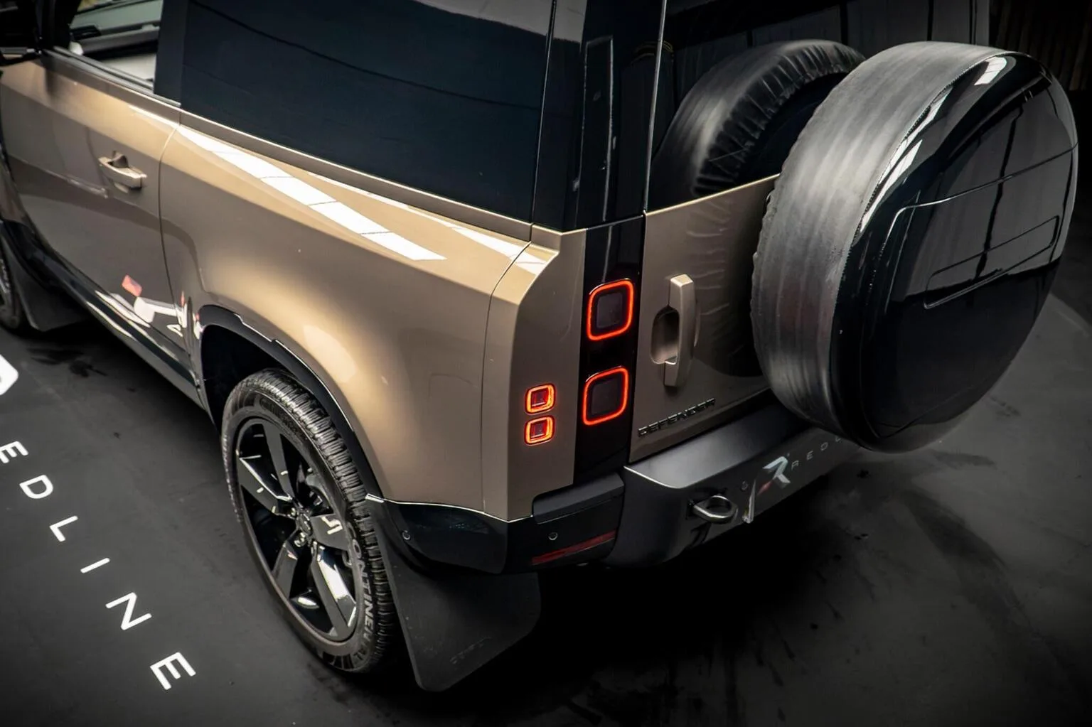 2026 Land Rover Defender 90 Hard Top D350 X-Dynamic HSE, 18/30