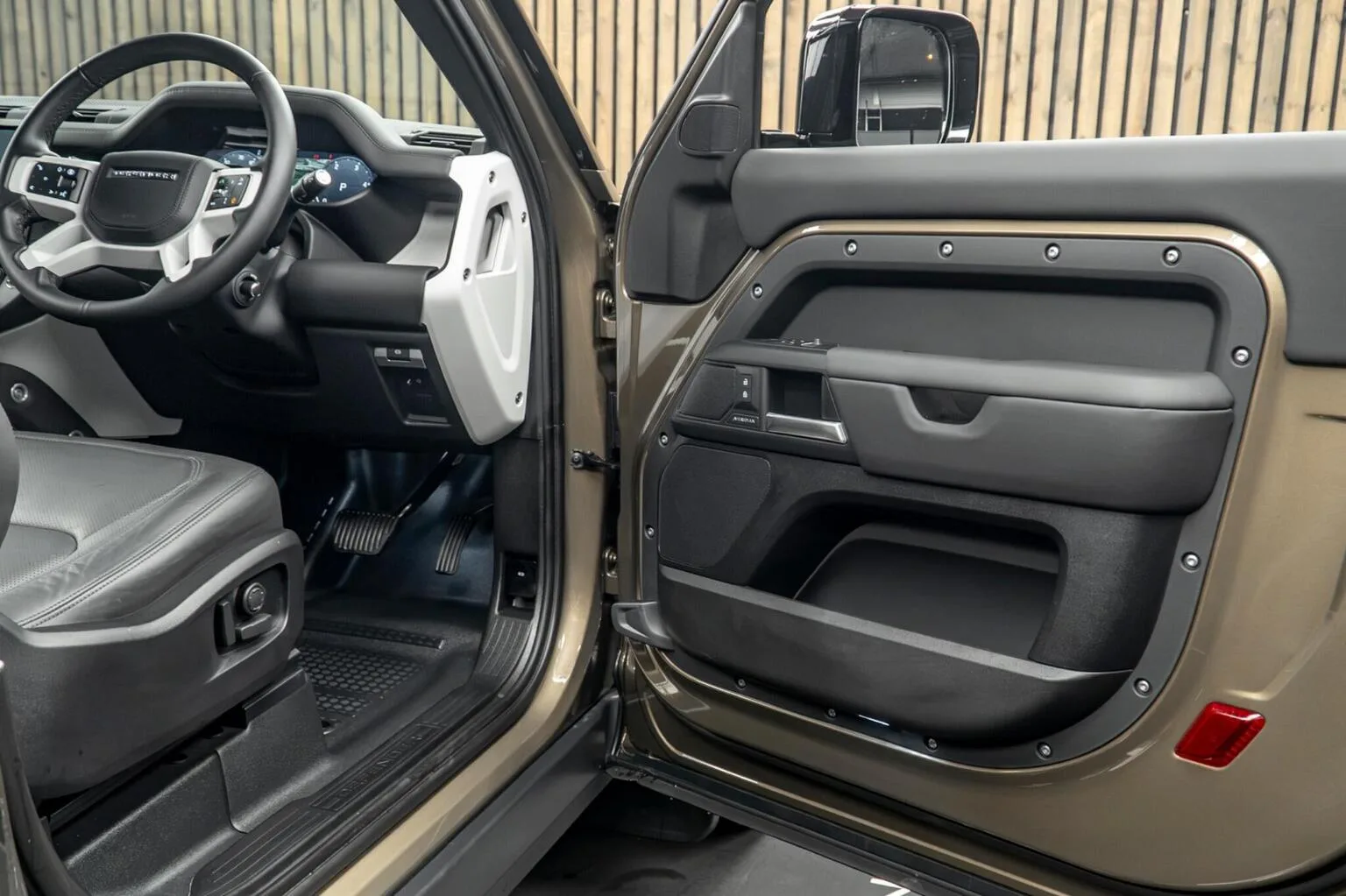 2026 Land Rover Defender 90 Hard Top D350 X-Dynamic HSE, 30/30