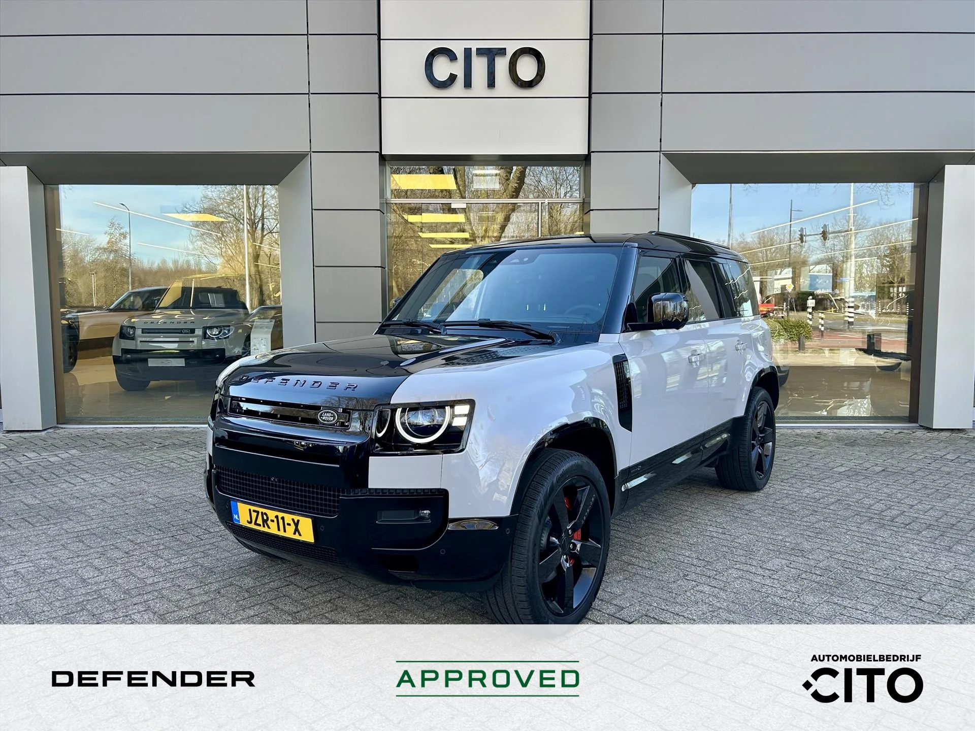 2026 Land Rover Defender proposée par un concessionnaire spécialisé à Eindhoven, Pays-Bas, photo principale
