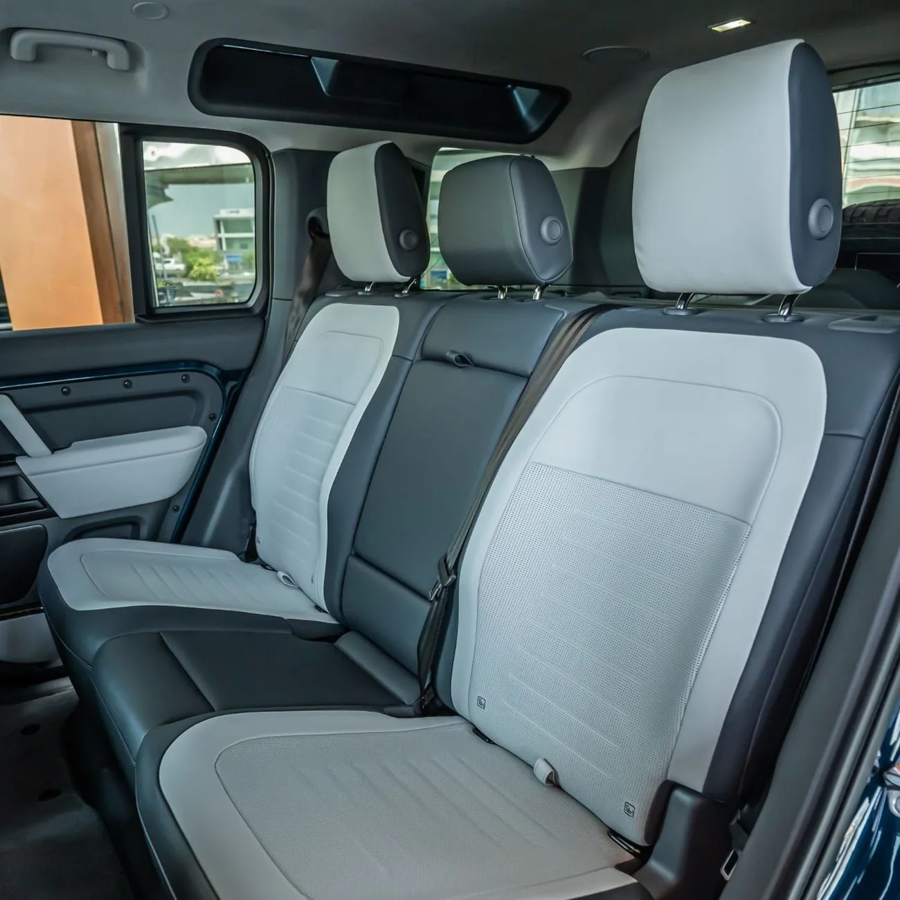 2026 Land Rover Defender OCTA, 15/19