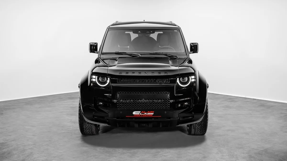 2026 Land Rover Defender OCTA Black proposée par un concessionnaire spécialisé à Dubai, Émirats arabes unis, photo principale