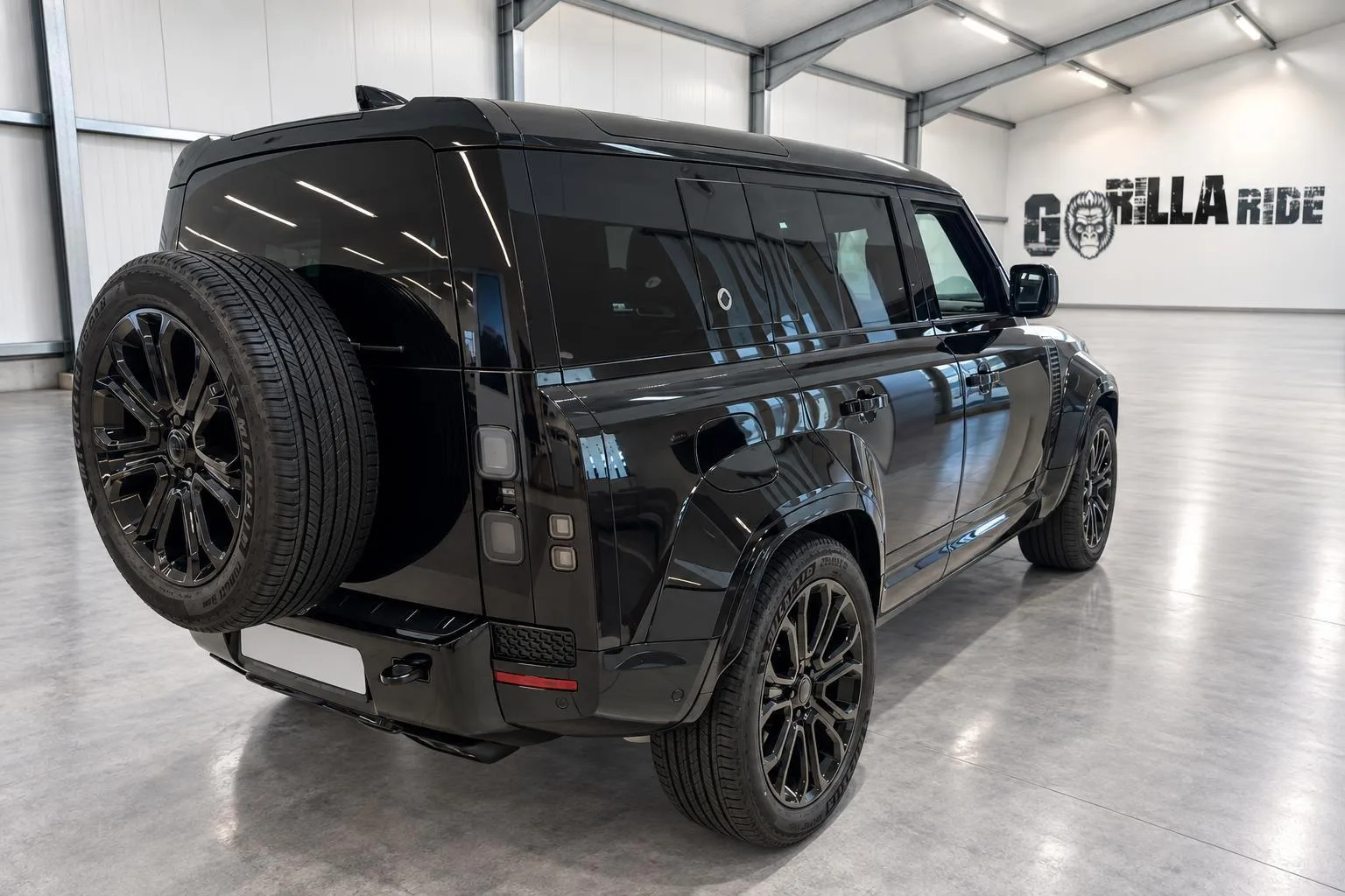 2026 Land Rover Defender OCTA Black angeboten von einem Fachhändler in Bielefeld, Deutschland, Hauptfoto