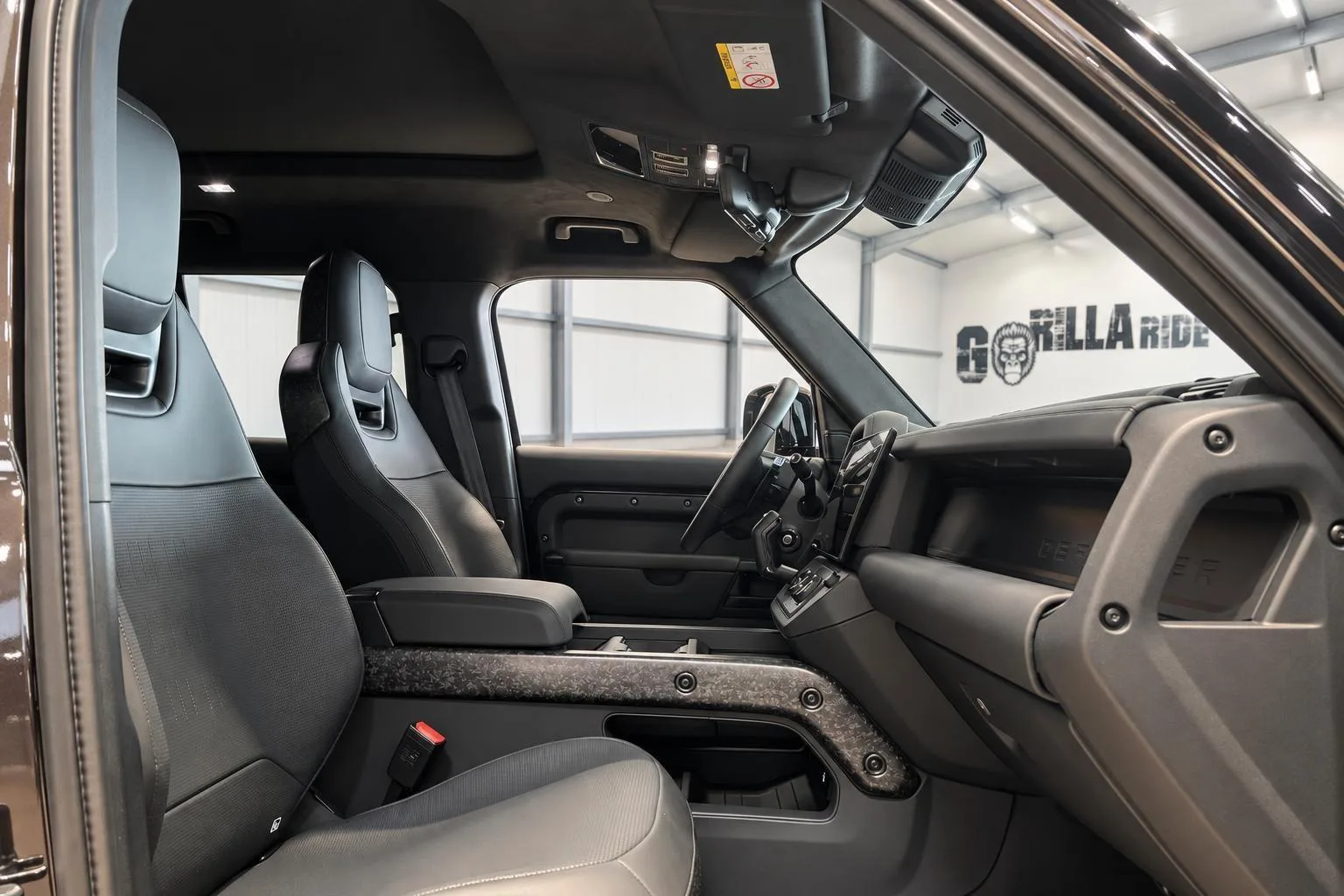 2026 Land Rover Defender OCTA Black, 3/5