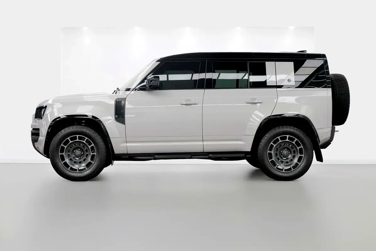 2026 Land Rover Defender OCTA, 2/12