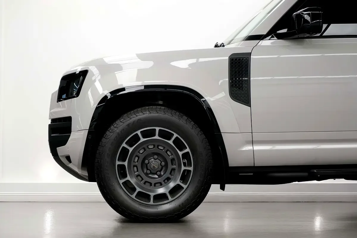 2026 Land Rover Defender OCTA, 6/12