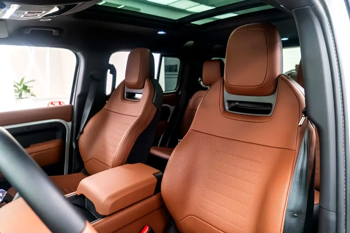 2026 Land Rover Defender OCTA, 11/12