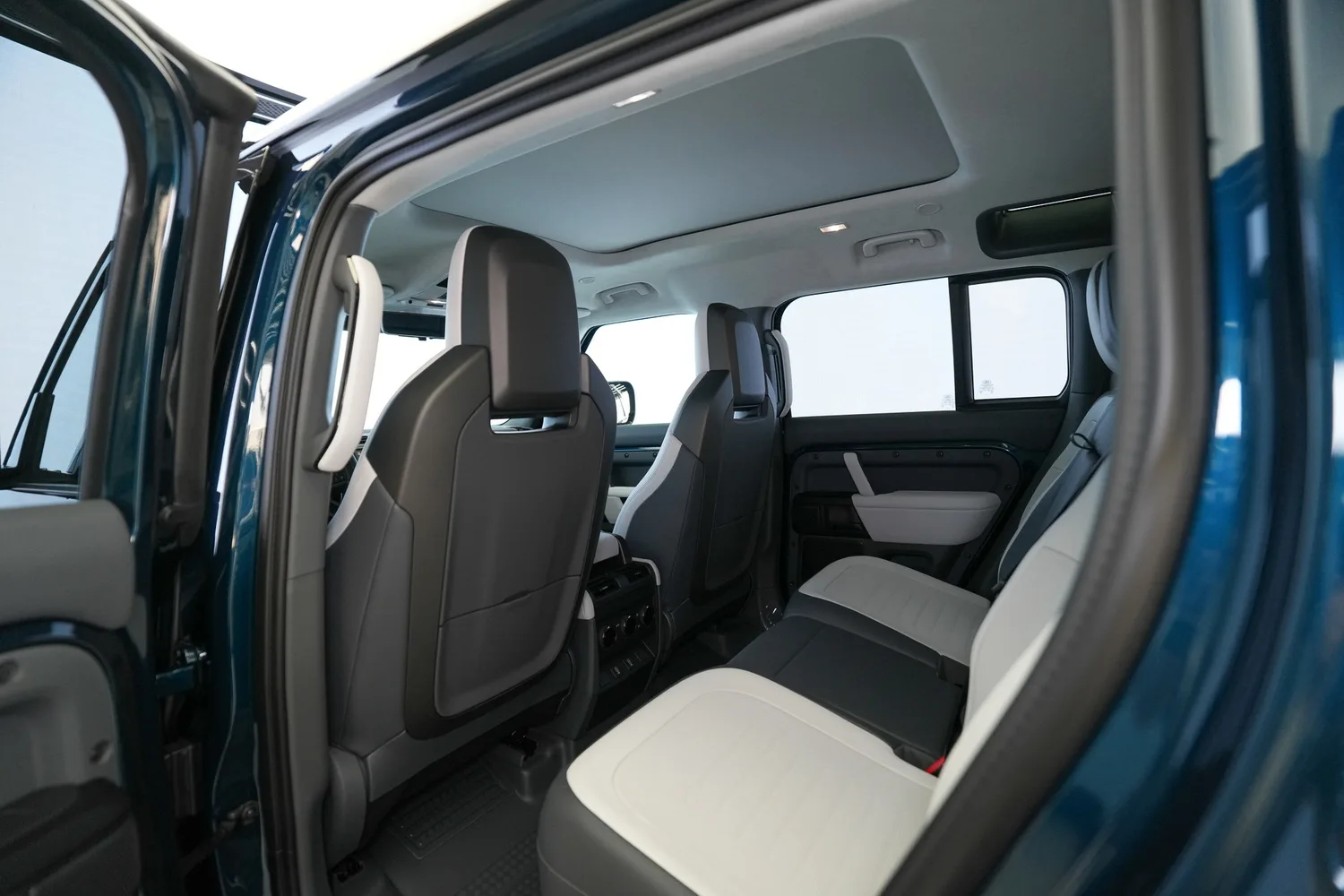 2026 Land Rover Defender OCTA, 7/18