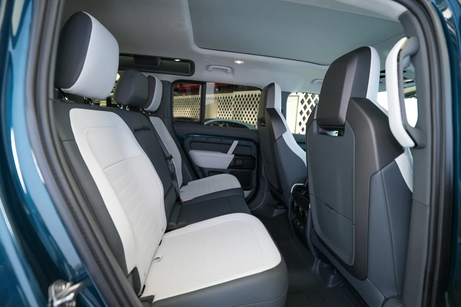 2026 Land Rover Defender OCTA, 10/18
