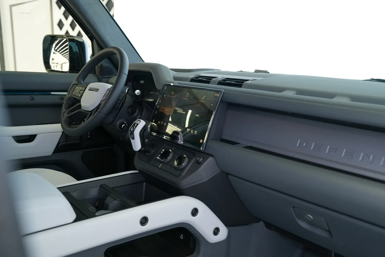2026 Land Rover Defender OCTA, 13/18