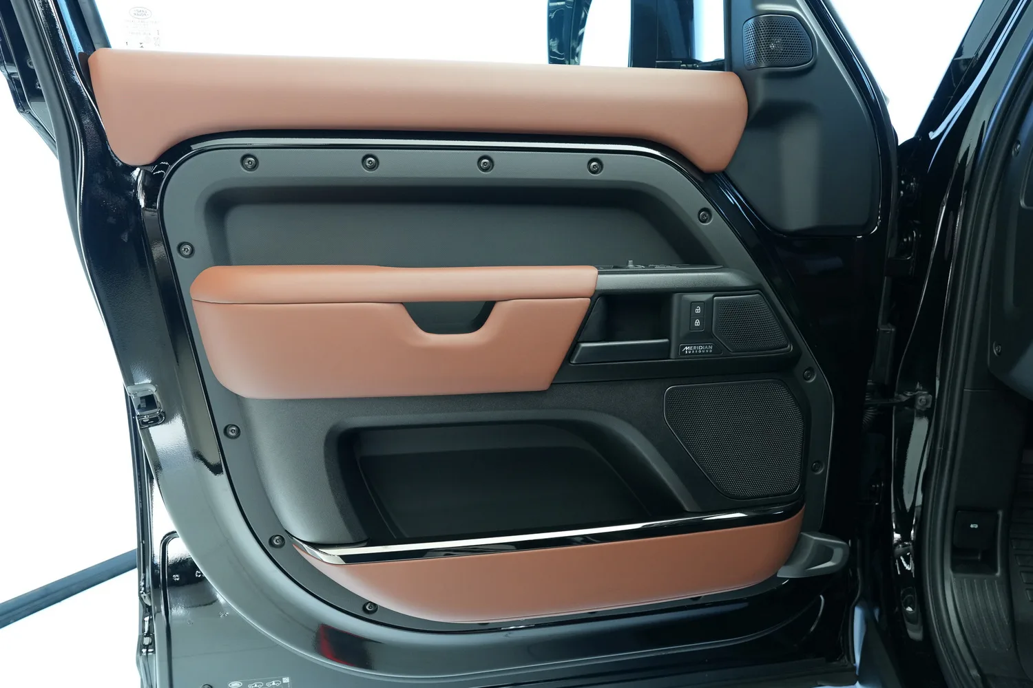 2026 Land Rover Defender OCTA Black, 2/16