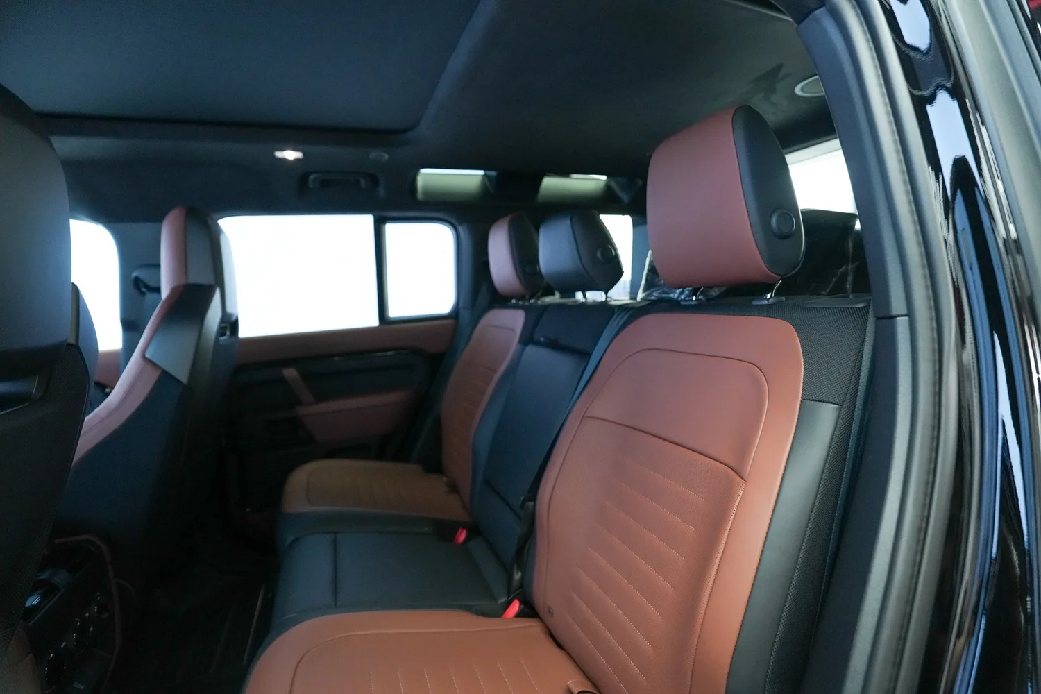 2026 Land Rover Defender OCTA Black, 6/16