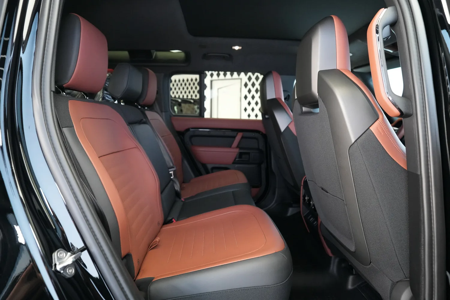 2026 Land Rover Defender OCTA Black, 8/16