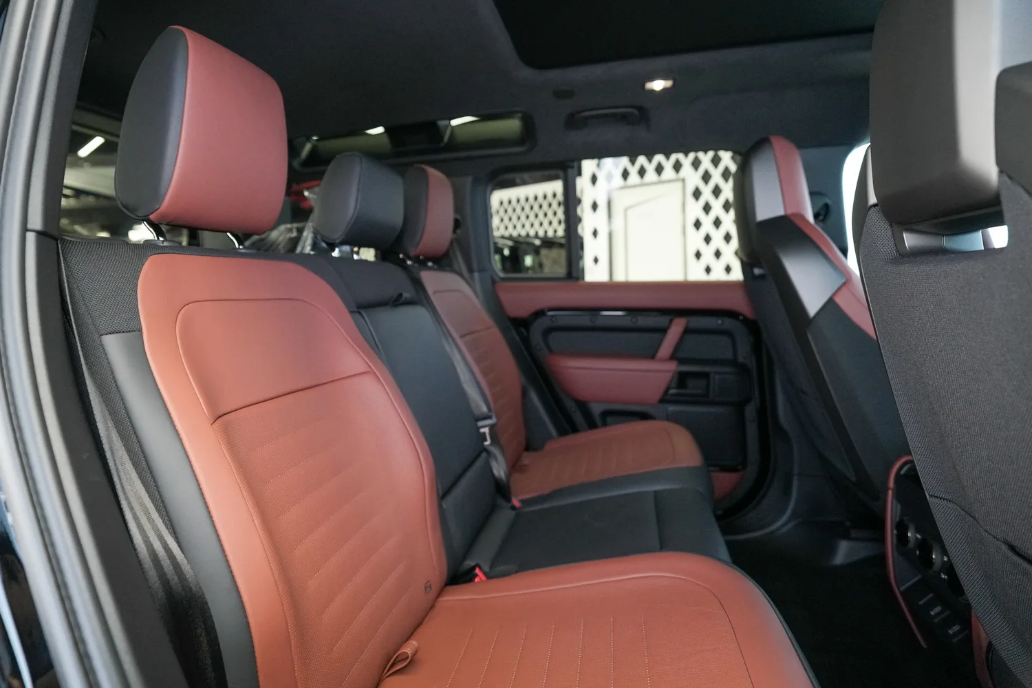 2026 Land Rover Defender OCTA Black, 9/16