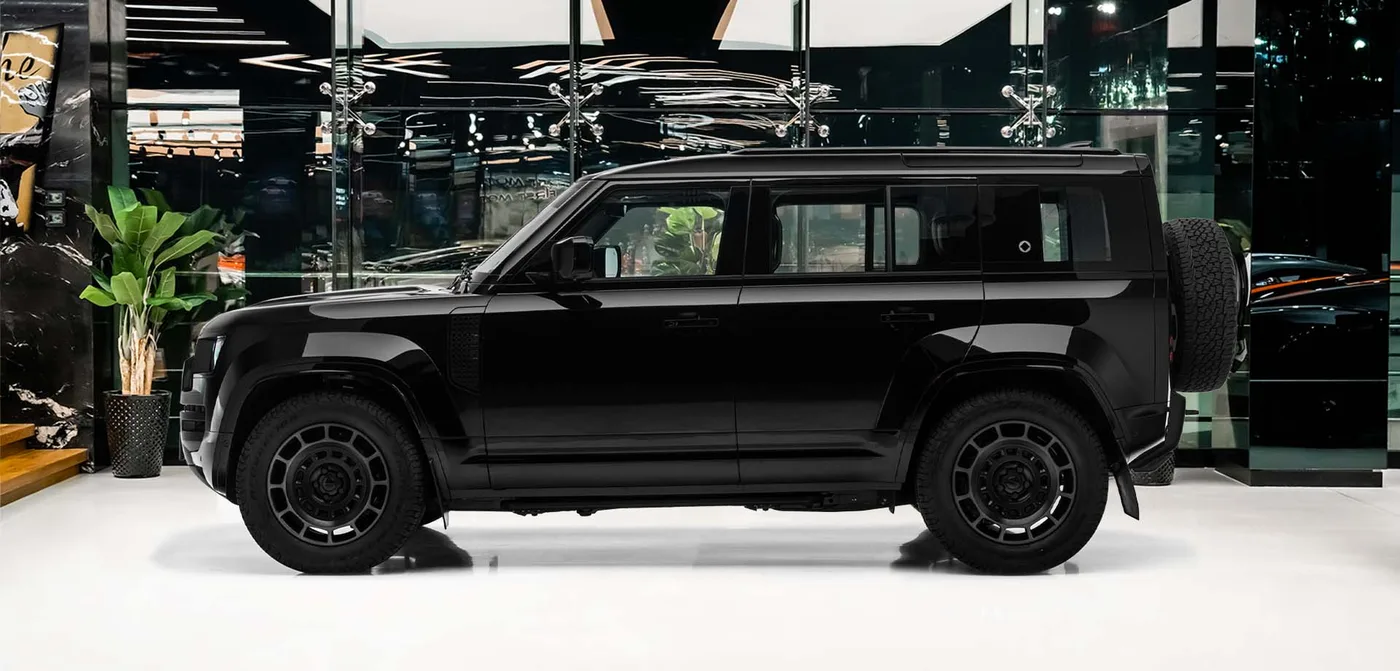 2026 Land Rover Defender OCTA proposée par un concessionnaire spécialisé à Dubai, Émirats arabes unis, vue extérieure 2