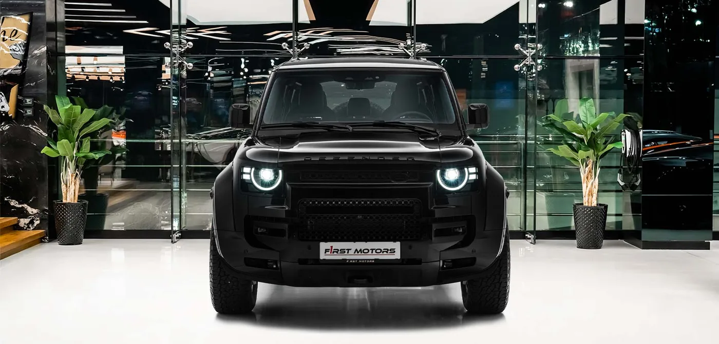 2026 Land Rover Defender OCTA proposée par un concessionnaire spécialisé à Dubai, Émirats arabes unis, vue extérieure 3