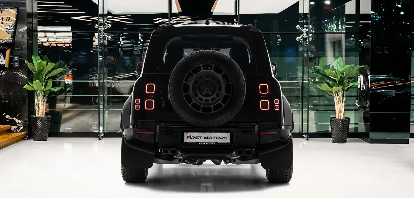 2026 Land Rover Defender OCTA proposée par un concessionnaire spécialisé à Dubai, Émirats arabes unis, vue extérieure 4