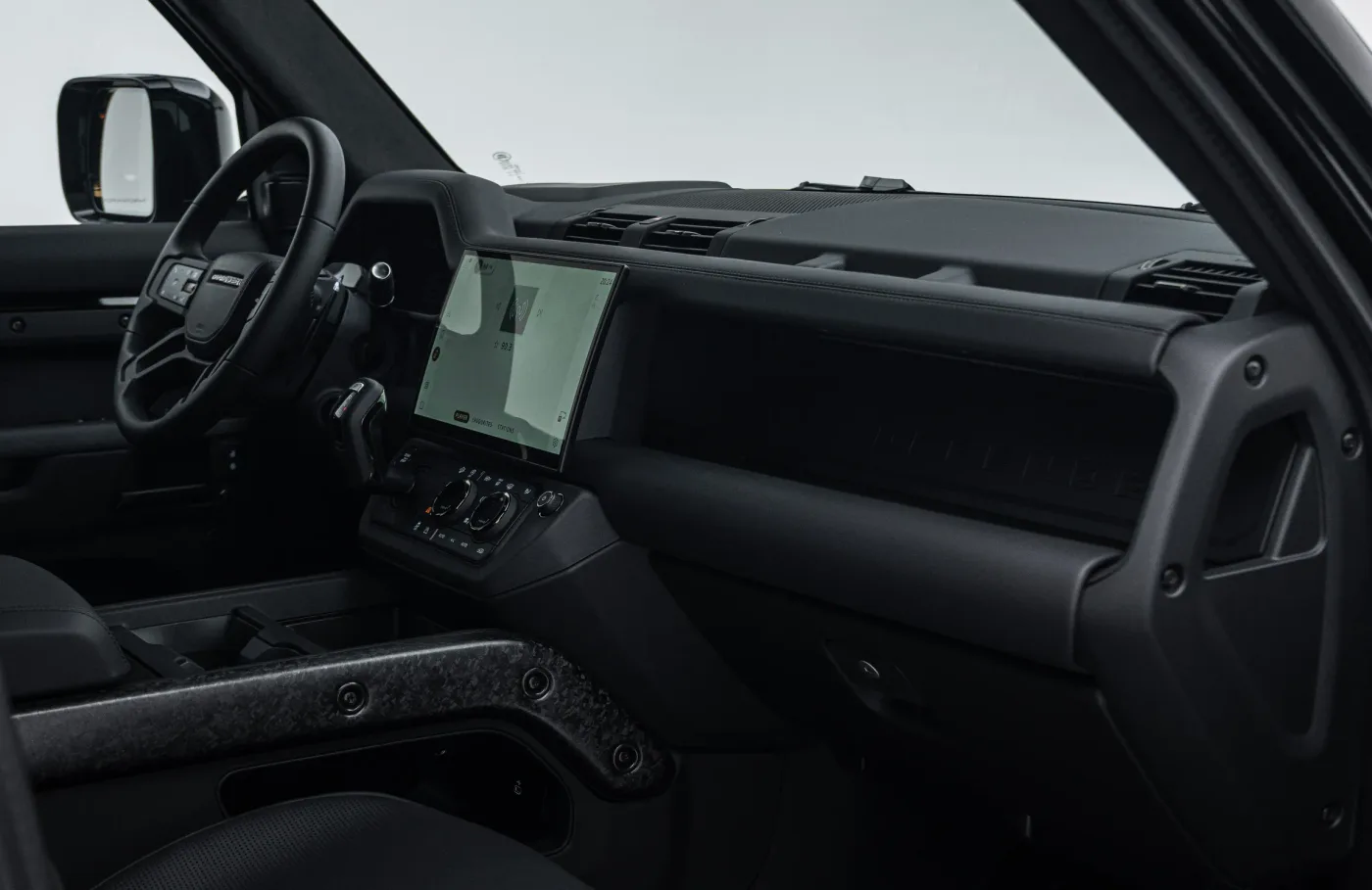 2026 Land Rover Defender OCTA proposée par un concessionnaire spécialisé à Dubai, Émirats arabes unis, photo 7 sur 10