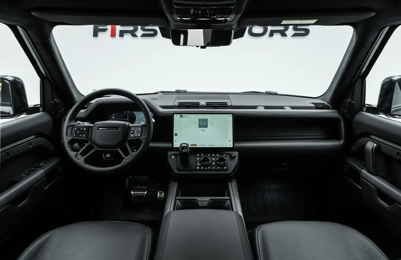 2026 Land Rover Defender OCTA proposée par un concessionnaire spécialisé à Dubai, Émirats arabes unis, photo 8 sur 10