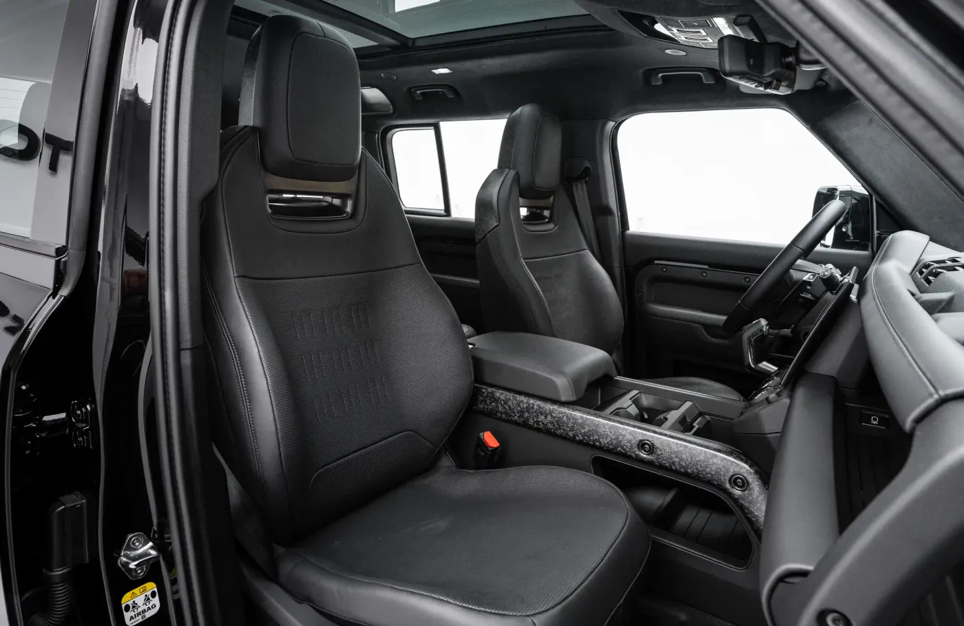 2026 Land Rover Defender OCTA proposée par un concessionnaire spécialisé à Dubai, Émirats arabes unis, photo 9 sur 10