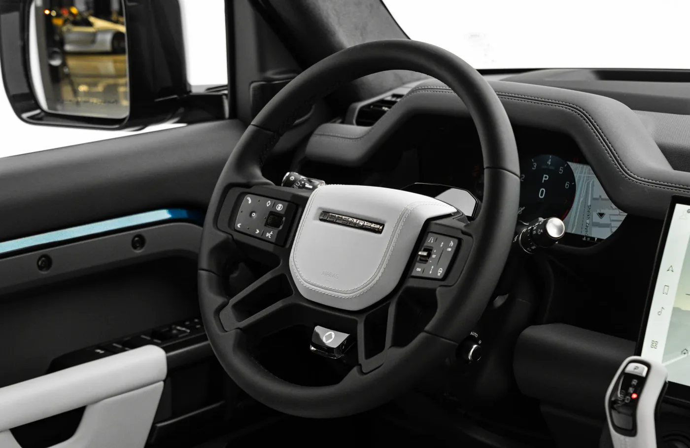 2026 Land Rover Defender OCTA proposée par un concessionnaire spécialisé à Dubai, Émirats arabes unis, photo 8 sur 10