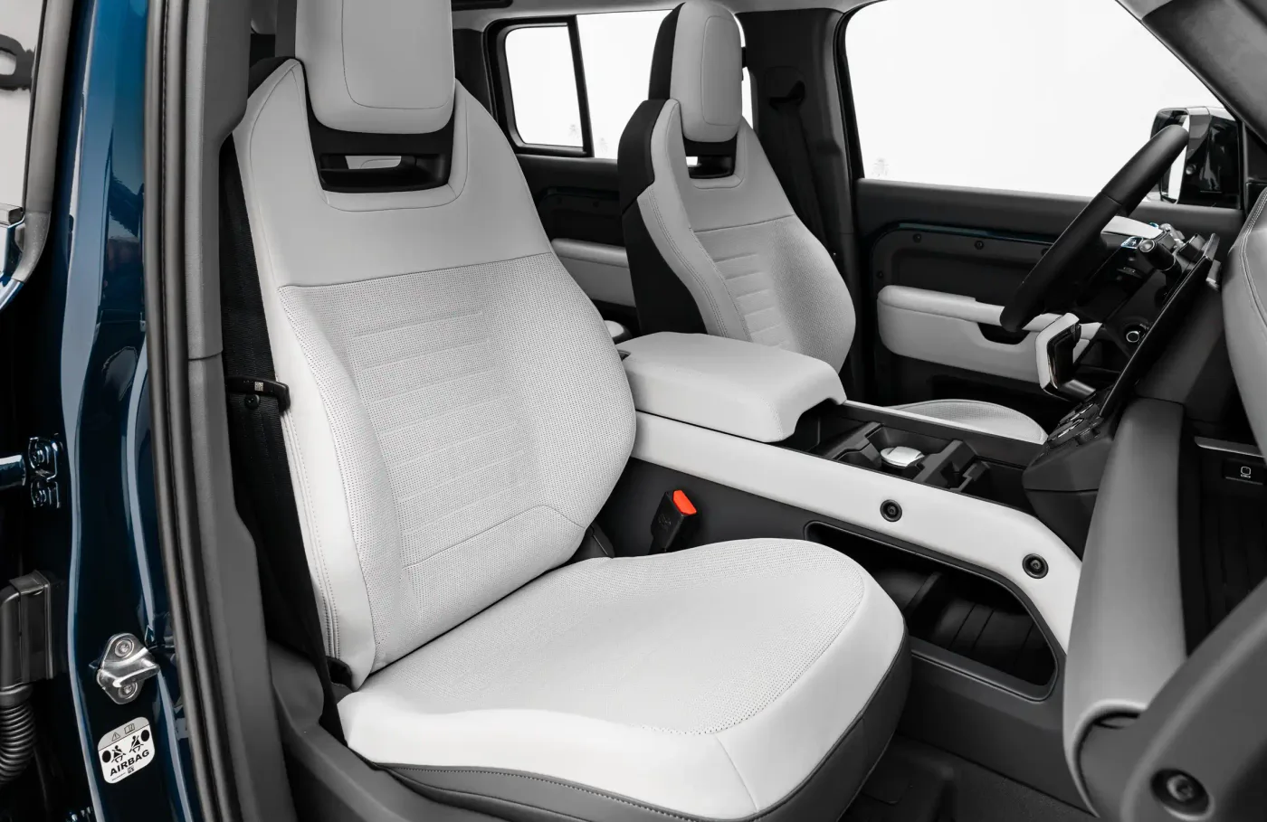 2026 Land Rover Defender OCTA proposée par un concessionnaire spécialisé à Dubai, Émirats arabes unis, photo 10 sur 10