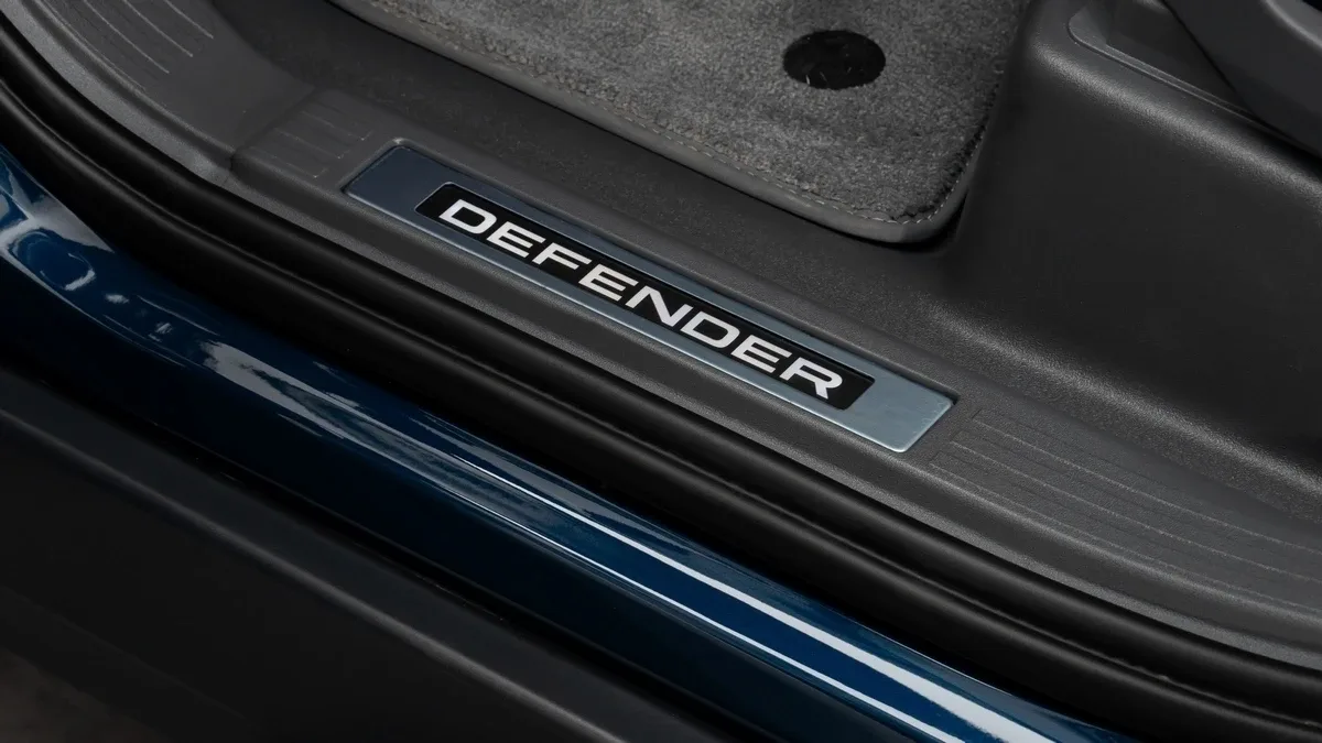 2026 Land Rover Defender OCTA, 15/28