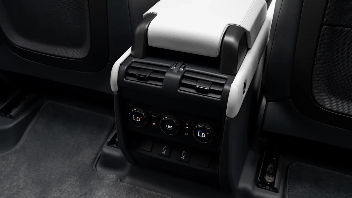 2026 Land Rover Defender OCTA, 26/28