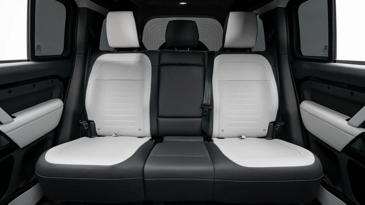 2026 Land Rover Defender OCTA, 27/28