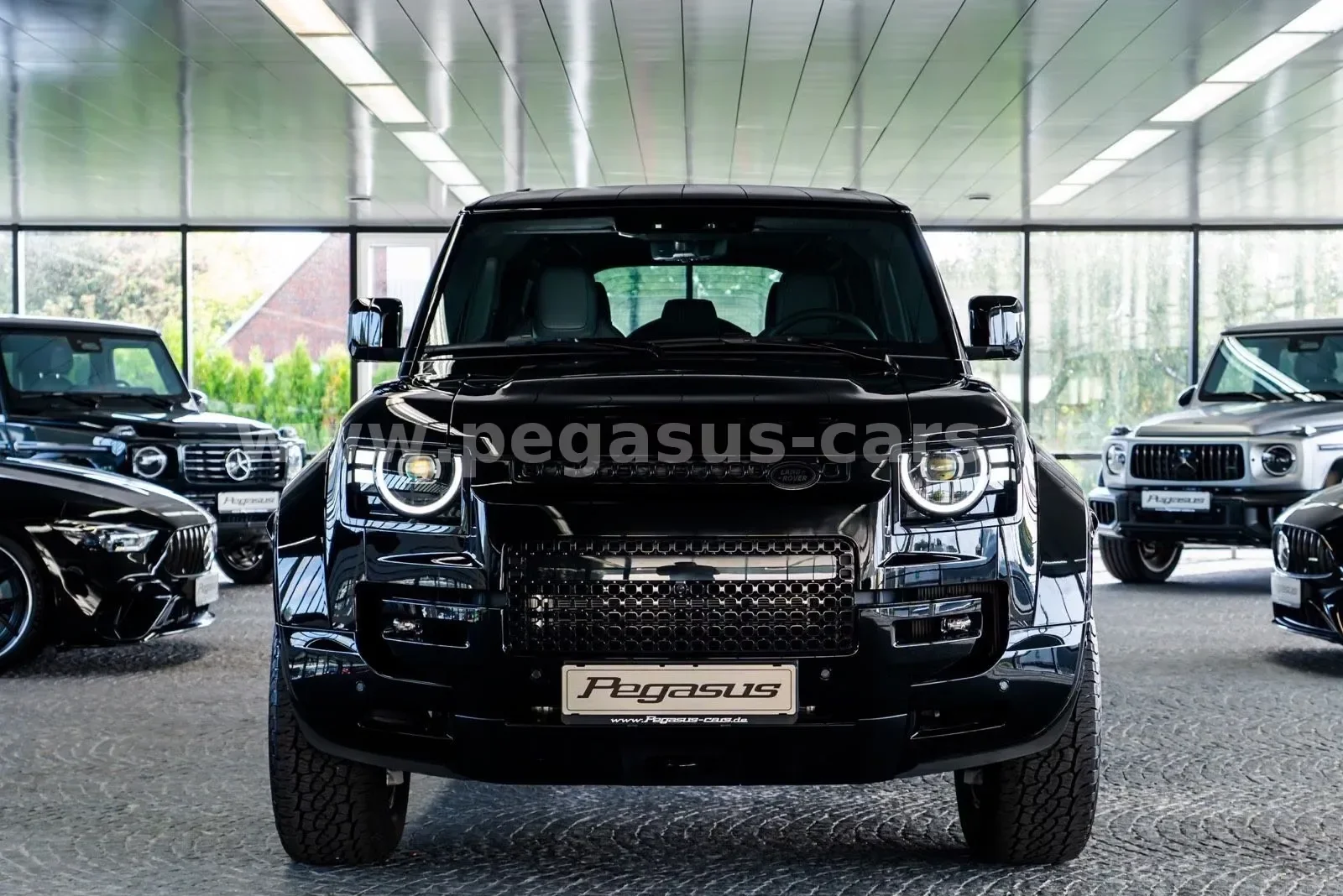 2026 Land Rover Defender OCTA Black, 4/30
