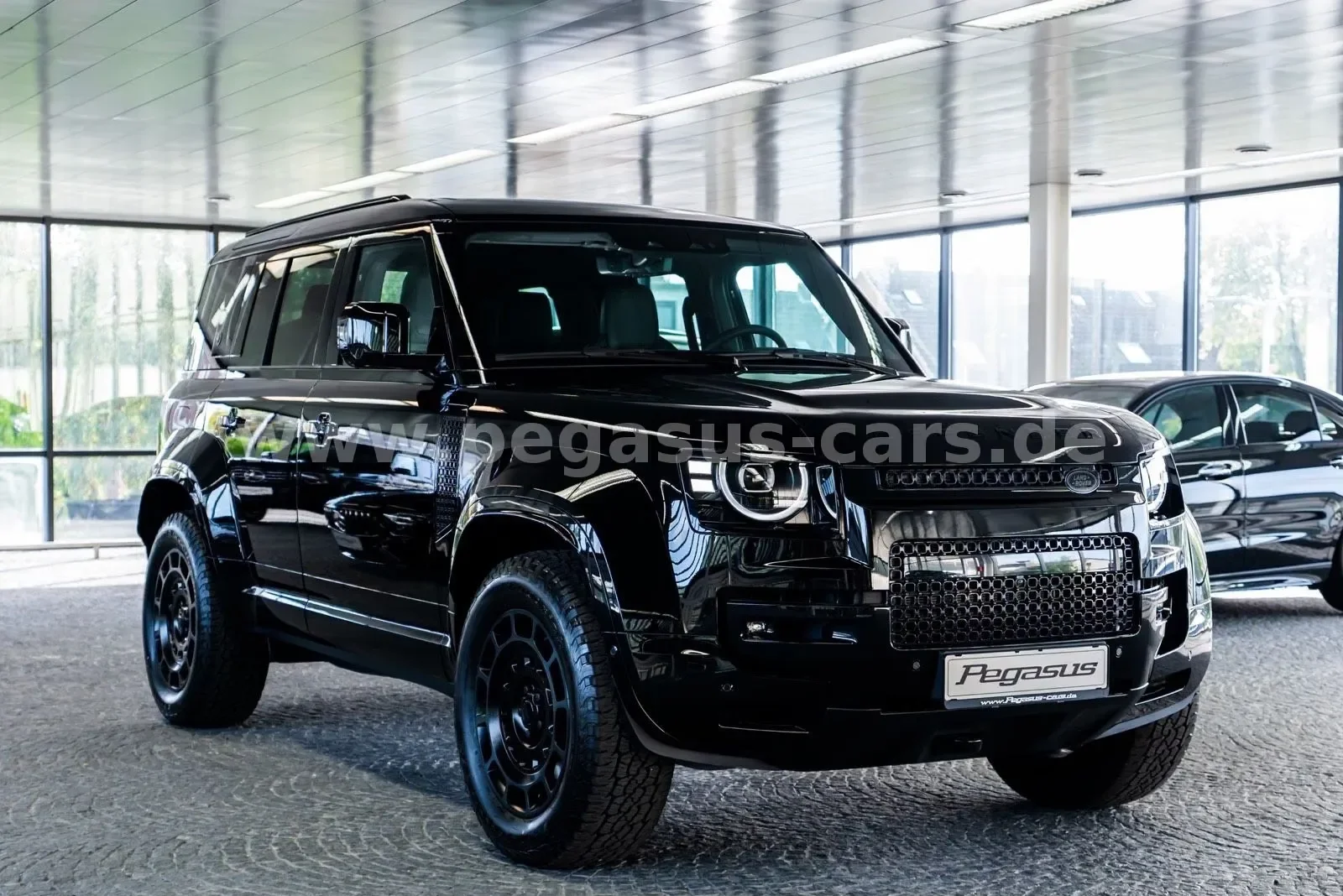 2026 Land Rover Defender OCTA Black, 5/30