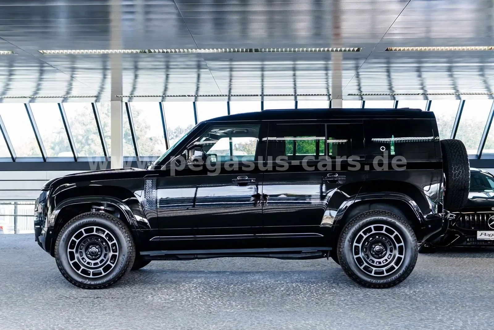 2026 Land Rover Defender OCTA Black, 6/30