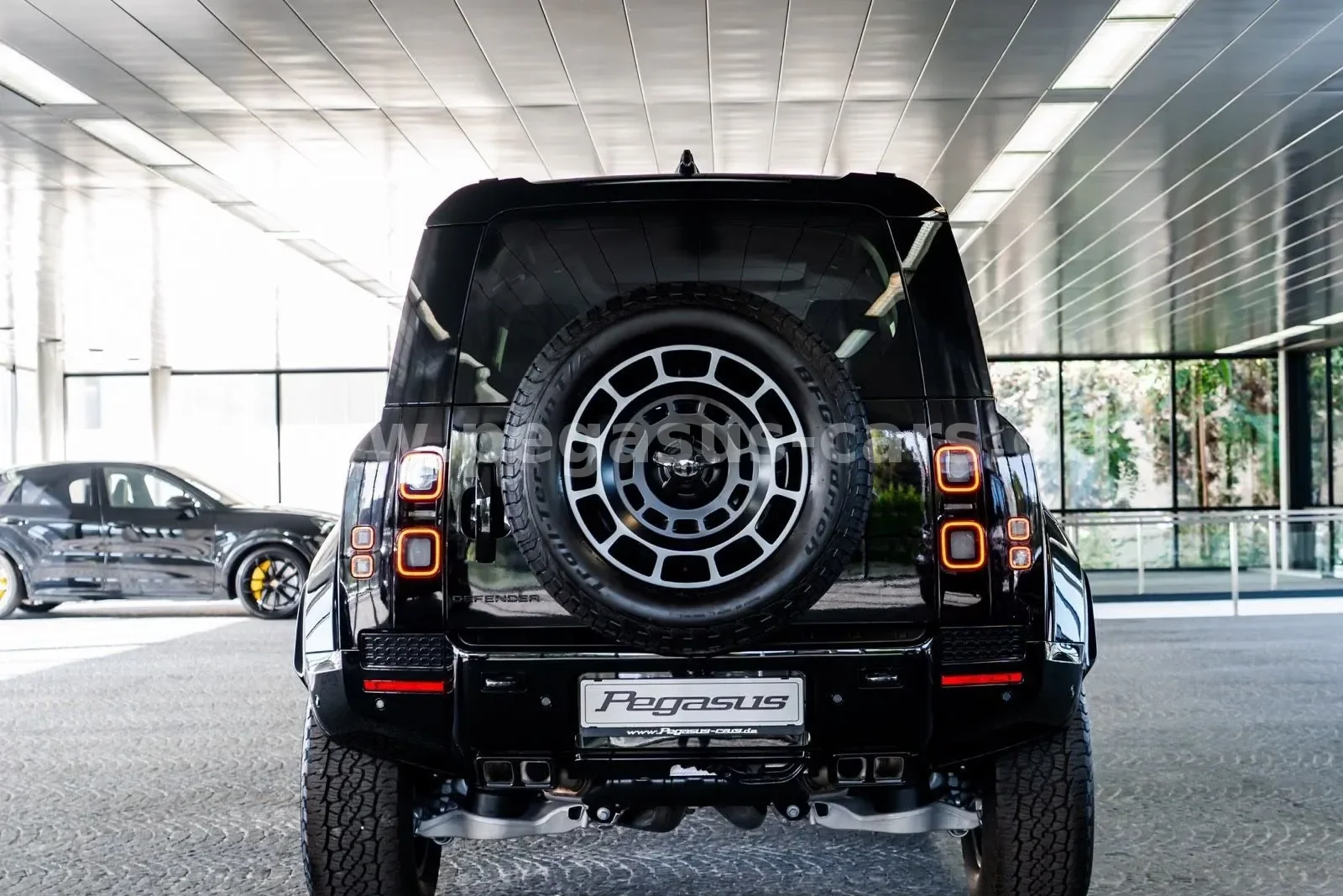 2026 Land Rover Defender OCTA Black, 8/30