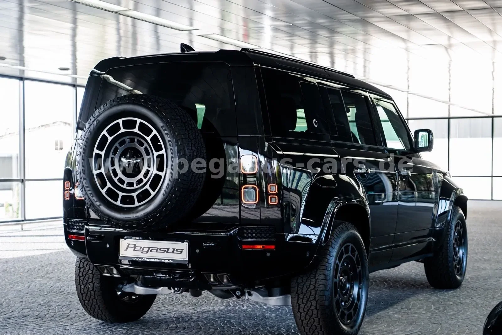 2026 Land Rover Defender OCTA Black, 9/30