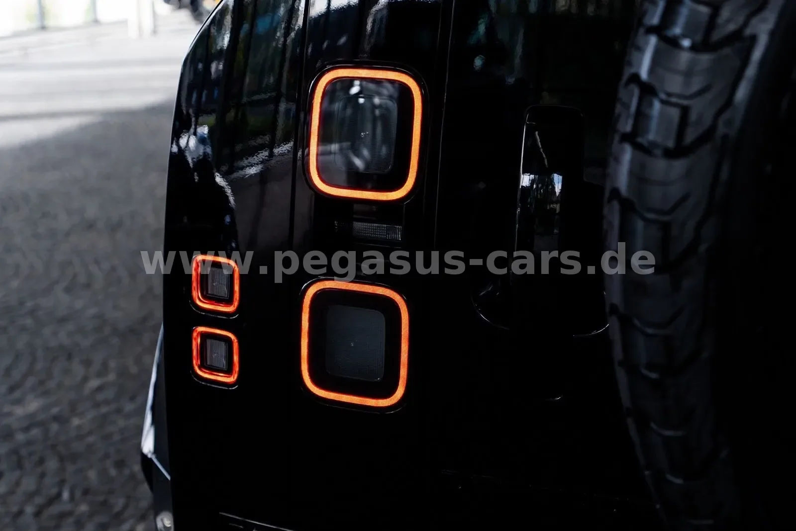 2026 Land Rover Defender OCTA Black, 10/30