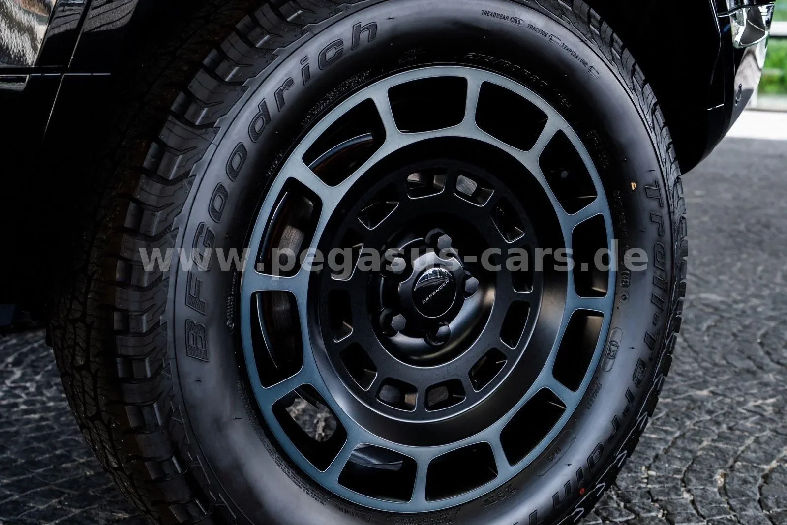 2026 Land Rover Defender OCTA Black, 16/30